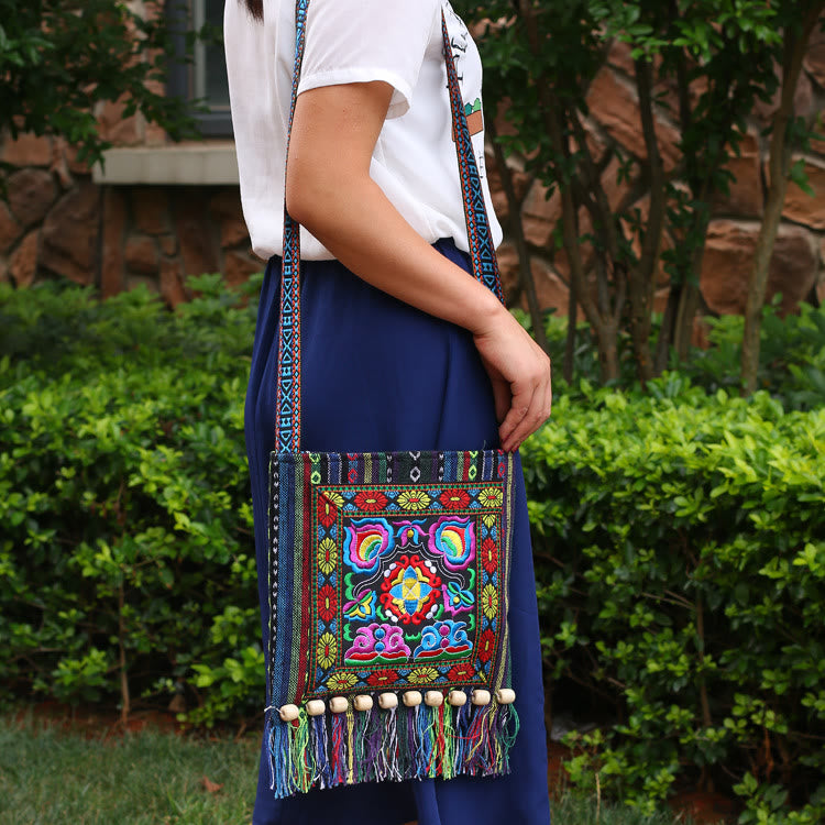 Women's vintage embroidered canvas crossbody bag