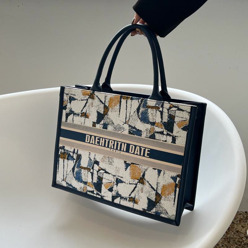 Women's large capacity canvas commuter tote