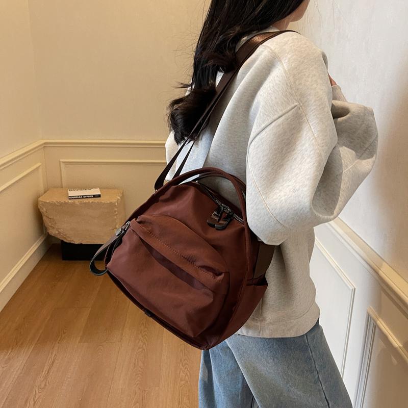 Women's lightweight nylon crossbody bag with front pocket